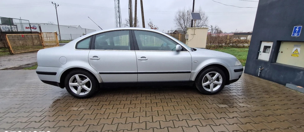 Volkswagen Passat cena 22000 przebieg: 268300, rok produkcji 2001 z Wrocław małe 704